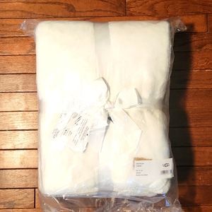 UGG Whitecap 50 x 70 throw Snow white color ultra soft